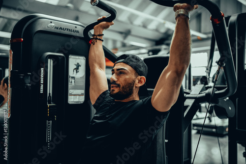 Obraz na płótnie Hombre de 30 años haciendo ejercicio en un gimnasio de Bogotá, Colombia w salonie