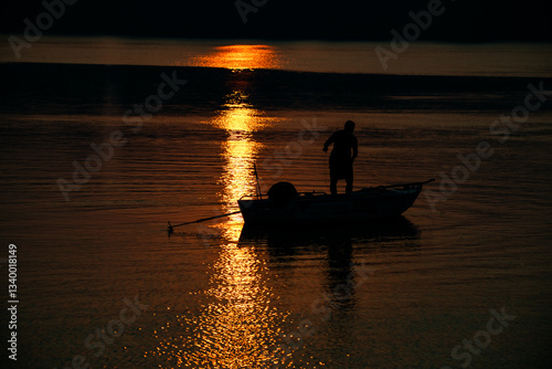 Silhueta do pescador no rio da Amazônia. 