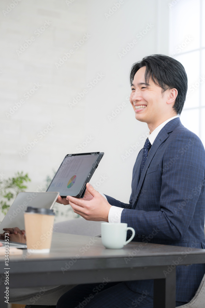 資料をもとお客様に説明する若手の営業マンや転職や求人時のキャリアカウンセリングなどのイメージ 資料をもとお客様に説明する若手の営業マンや転職や求人時のキャリアカウンセリングなどのイメージ