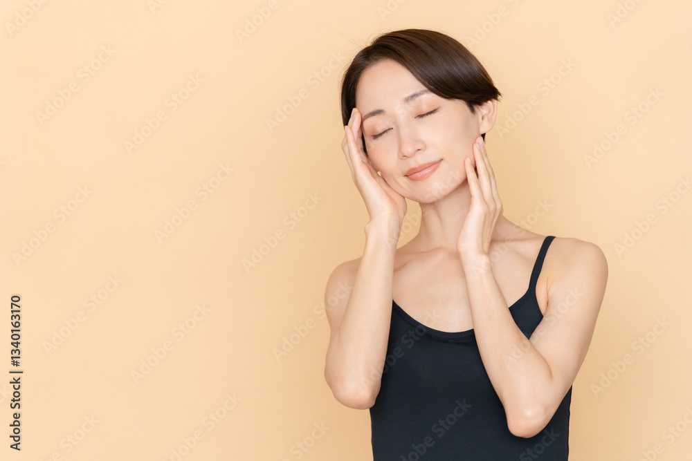 Fototapeta premium ベージュバックのミドル女性のビューティー