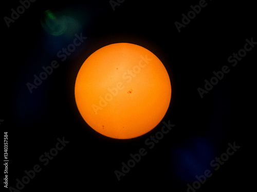 Fotosfera del Sol en luz visible mostrando regiones activas en forma de manchas