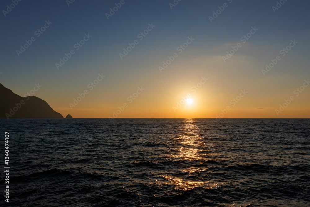 珍しく穏やかに凪いだ、夜明けの御蔵島、御蔵島港。

東海汽船東京湾〜伊豆諸島八丈島、太平洋航路の橘丸船上にて - 2025

