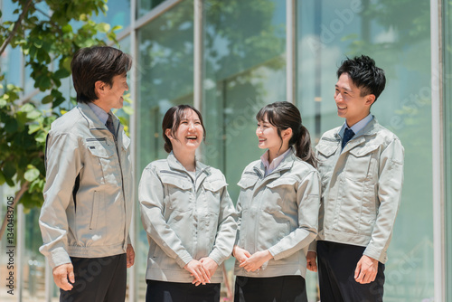 Wallpaper Mural 作業着・作業衣服を着た製造業・建築業・運送業・建設業の男女スタッフ
 Torontodigital.ca