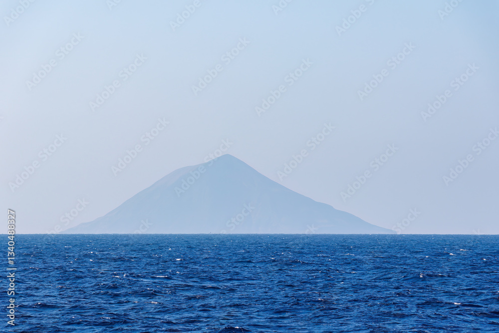 太平洋と八丈富士、八丈小島の絶景が広がる。東海汽船東京湾〜伊豆諸島八丈島、太平洋航路の橘丸船上にて - 2025
