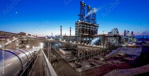 Wallpaper Mural Images around a refining complex Torontodigital.ca