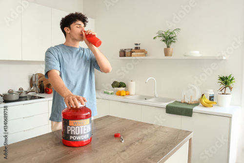 Sporty young man drinking p...