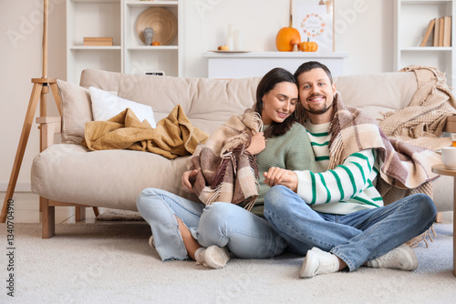 Happy young couple with pla...