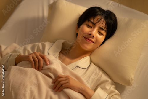 Plakat 夜に寝る若い女性