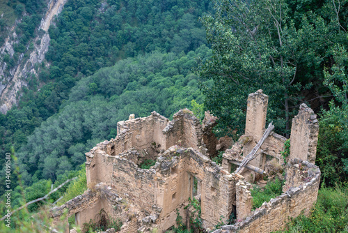 Obraz na płótnie stone house ruins w salonie