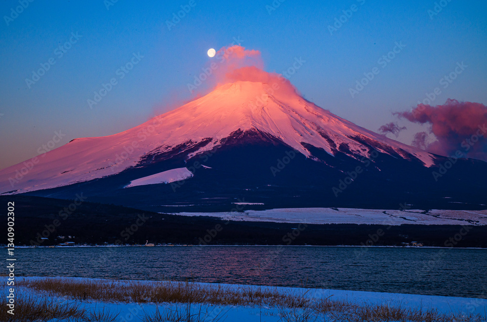 Fototapeta premium 山中湖から富士山と月
