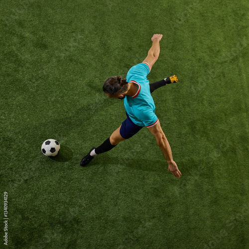 Fotografía Dynamic overhead shot of footballer maneuvering for game-changing kick, posture controlled, eyes fixed on ball