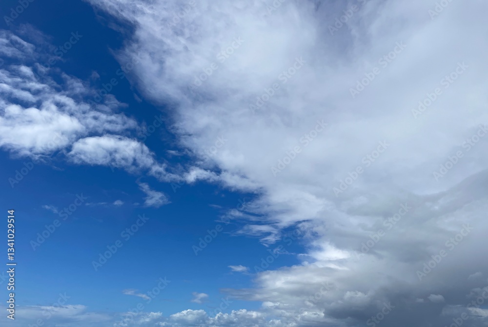 Fototapeta premium Deep blue sky and clouds