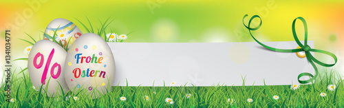 Osteraktion, bunte Ostereier mit einem Papierzettel für den Text im Gras