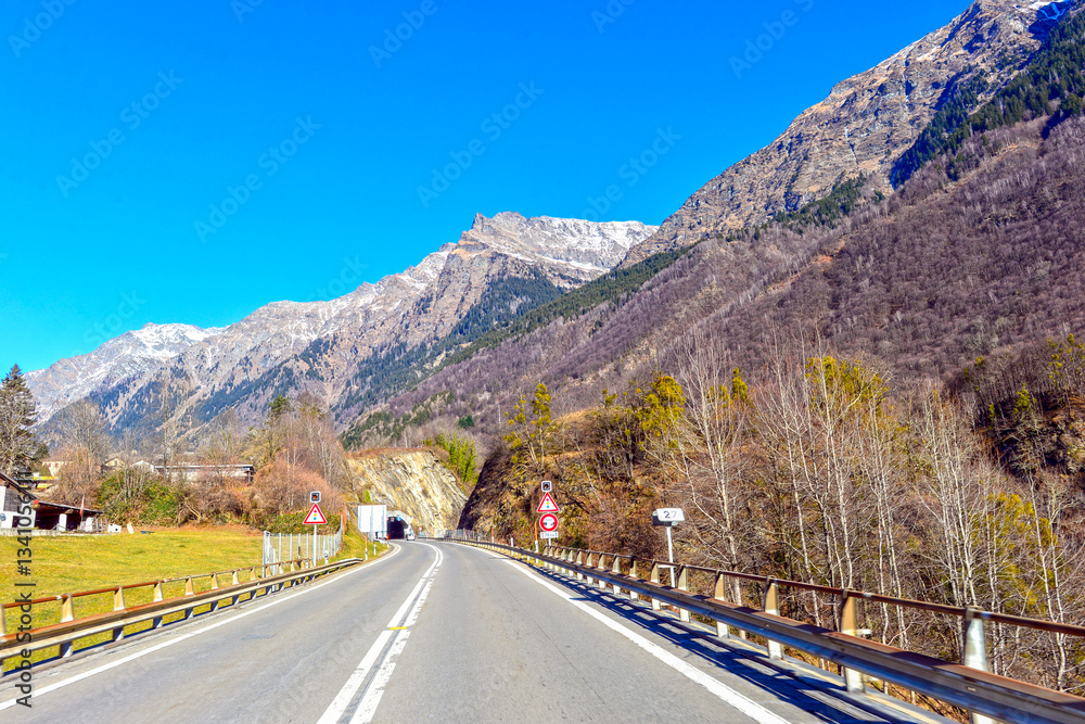 Die Autobahn A13 vor dem Gorda Tunnel in Mesocco/Graubünden-Schweiz in Fahrtrichtung Norden Die Autobahn A13 vor dem Gorda Tunnel in Mesocco/Graubünden-Schweiz in Fahrtrichtung Norden