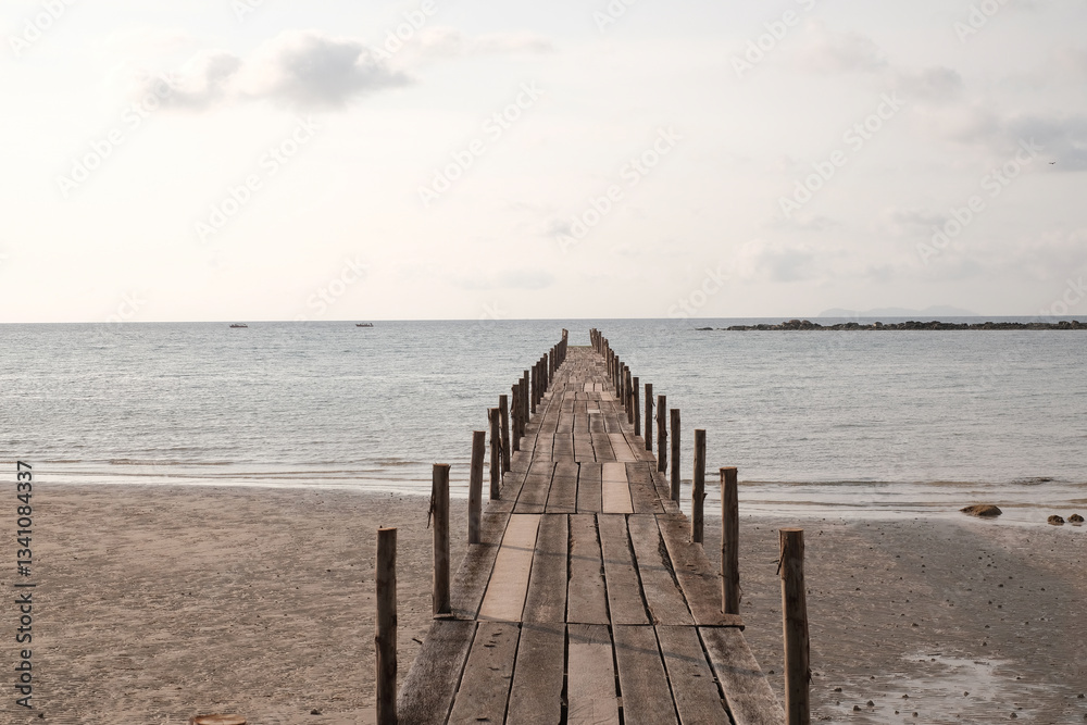 Obraz premium wooden pier on the beach