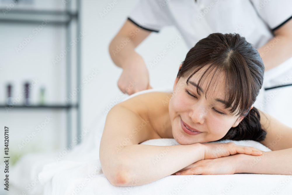 マッサージを受ける若い女性 マッサージを受ける若い女性