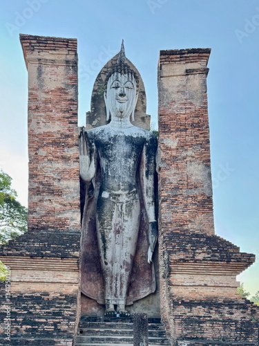 Obraz na płótnie The statue of a standing Buddha in Sukhothai Historical Park in Thailand w salonie