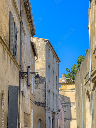 Obraz na płótnie Arles Unveiled: Roaming the Charming Streets of the Old Village w salonie