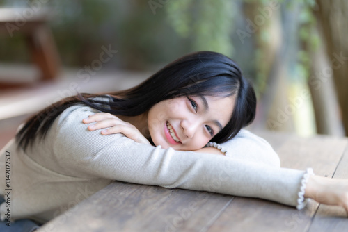 Obraz na płótnie Portrait cute smiles Asian girl putting her hands on table of attractive young teenage girl the cafe on vacation at a coffee shop in spring day w salonie