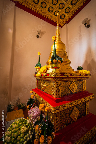 Obraz na płótnie Climb the prang to pay homage to the Buddha's relics at a large Phra Si Rattana Mahathat is a Buddhist temple (wat) event tourist attractions It is a major tourist attraction Phitsanulok,Thailand. w salonie
