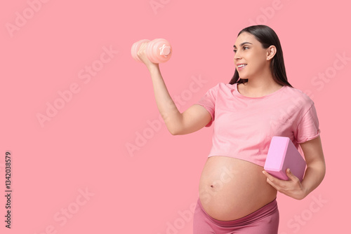 Beautiful pregnant woman wi...