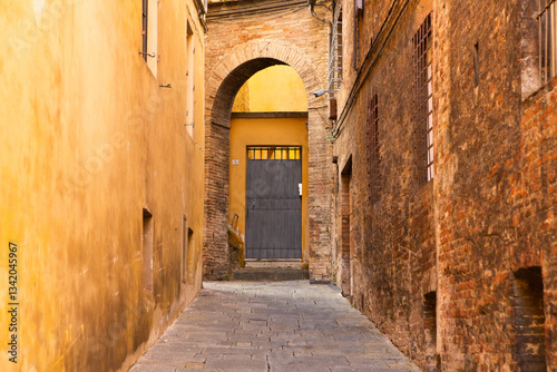Fototapeta Naklejka Na Ścianę i Meble -  The architecture and narrow streets of the city of Siena in Italy