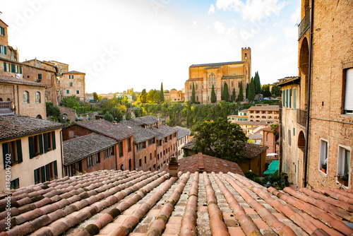 Fototapeta Naklejka Na Ścianę i Meble -  The architecture and narrow streets of the city of Siena in Italy