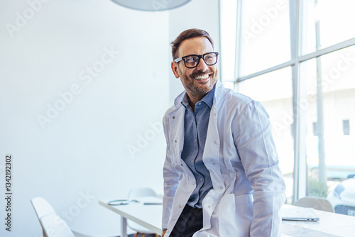 Schilderij op canvas Smiling Businessman in Office Setting Wearing Glasses and White Coat