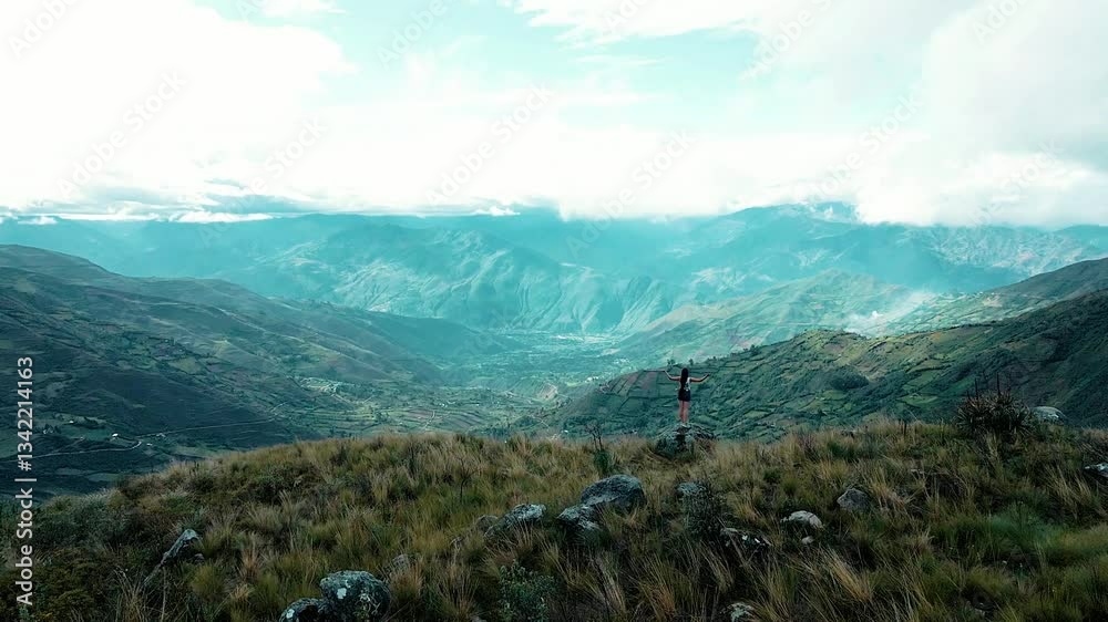 Joven corriendo en la naturaleza entre montañas y paisajes mágicos . Chica en shorts disfrutando el aire libre y el turismo en la montaña.estilo de vida saludable .video drone.