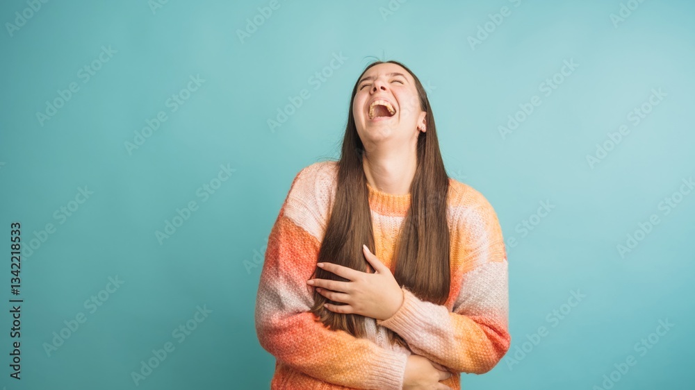 Obraz premium Joyful woman laughing against blue background