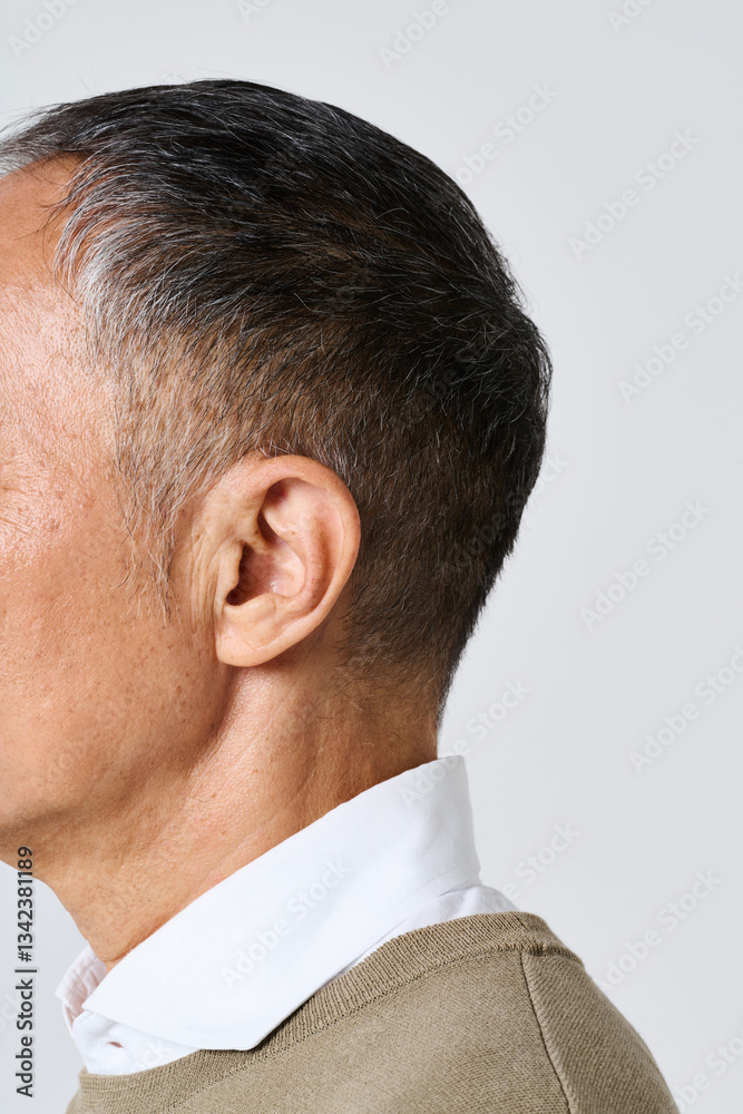 私服姿のシニア男性の耳元 私服姿のシニア男性の耳元