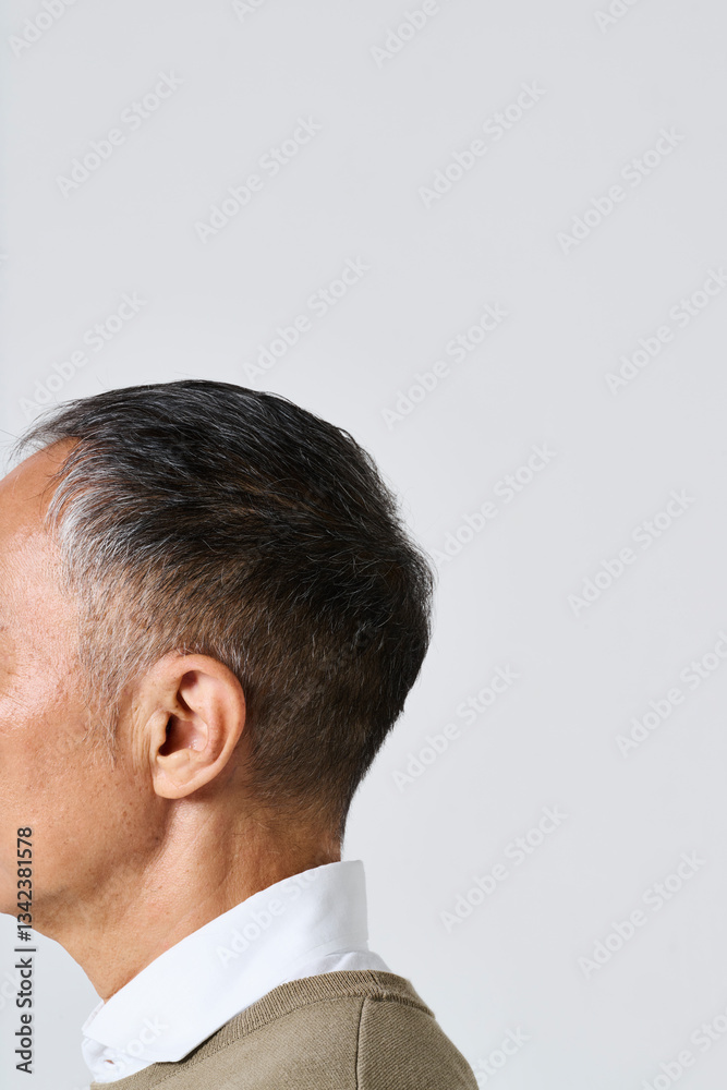 私服姿のシニア男性の耳元 私服姿のシニア男性の耳元