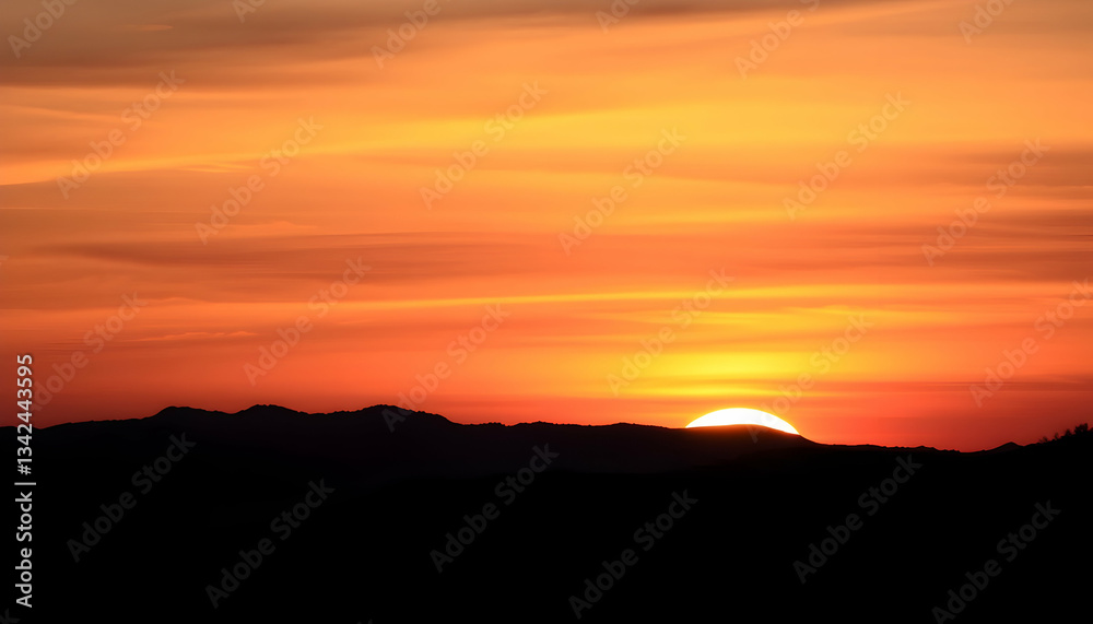 Obraz premium Fiery Sunset Over Silhouetted Mountains Scenic Landscape Photography