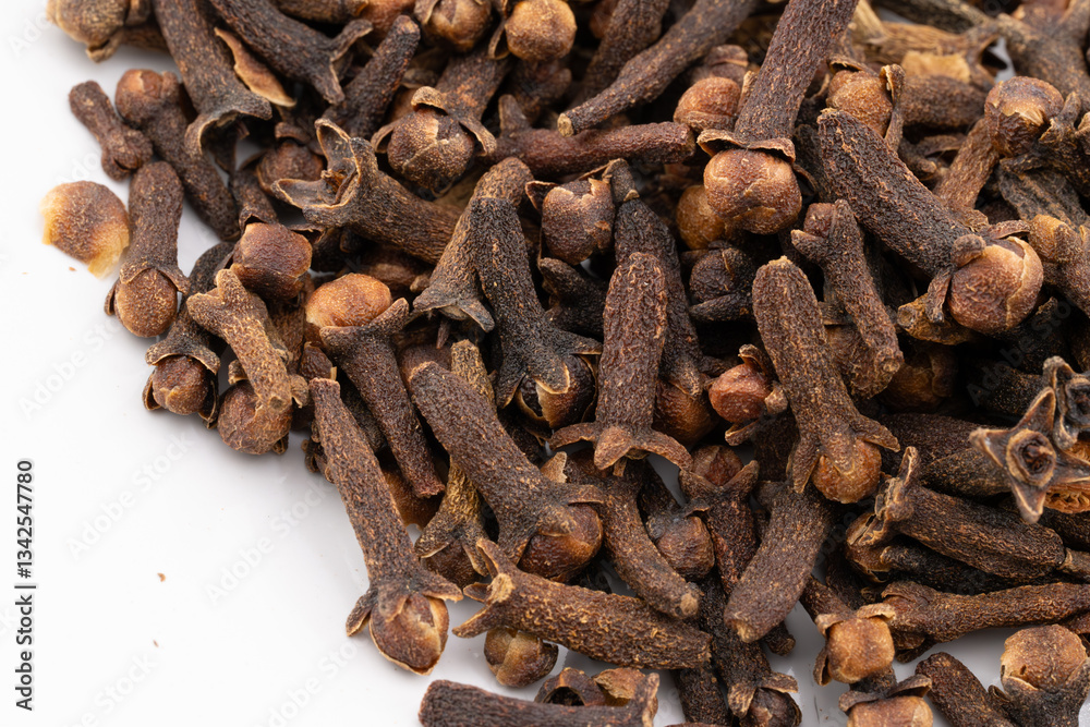 Fototapeta premium Aromatic Buds: A Close-Up Collage of Fragrant Cloves