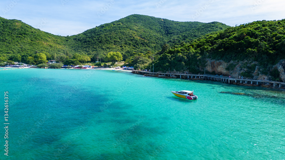 Obraz premium Speed boat at Pattaya Thailand sand beach. Activity of people in beach on summer holiday.