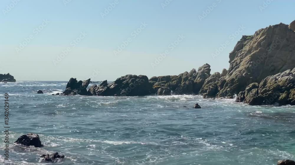 Video que muestra las olas de una playa chocando con las rocas que se encuentran cerca de la orilla del mar. Video que muestra las olas de una playa chocando con las rocas que se encuentran cerca de la orilla del mar.