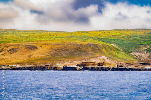 Obraz na płótnie Striking dramatic skies hang over the coastal shores of the Channel Islands during a colorful Springtime day w salonie