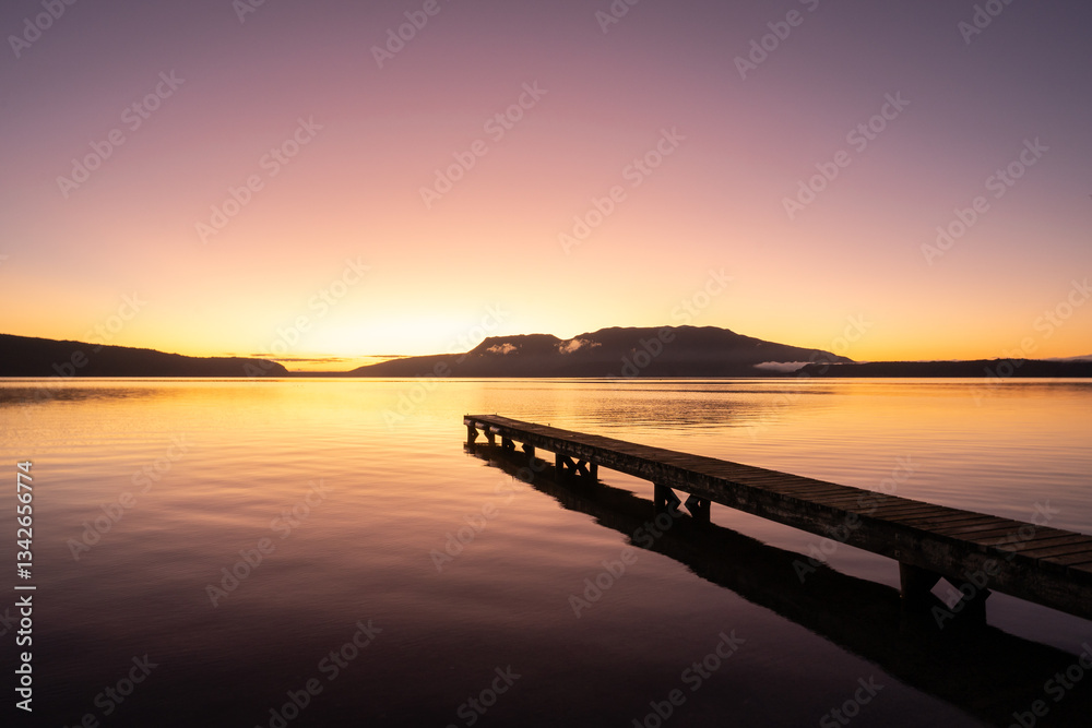 Obraz premium New Zealand landscape of a lake and jetty at sunrise
