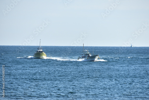青い海を疾走する漁船