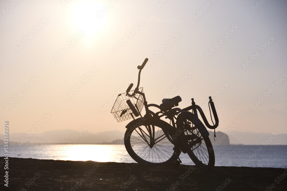 Obraz premium 夜明けの砂浜と江の島とビーチクルーザー