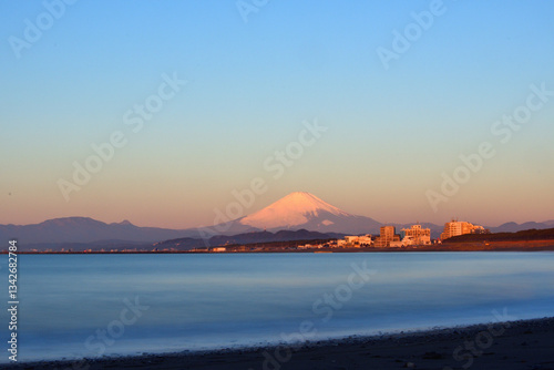 朝日で真っ赤に照らされる富士山