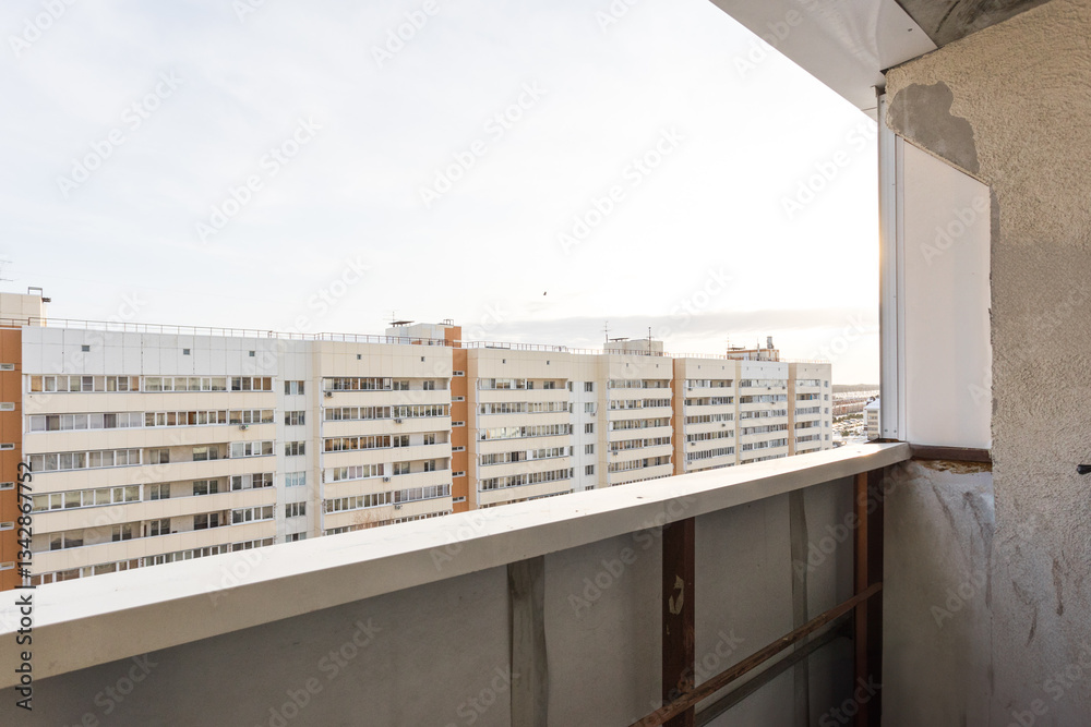 Obraz premium the balcony of an apartment on the upper floors of an apartment building