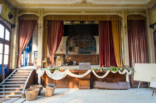 Il palcoscenico del vecchio teatro Marinoni all'interno dell'ospedale abbandonato del Lido di Venezia