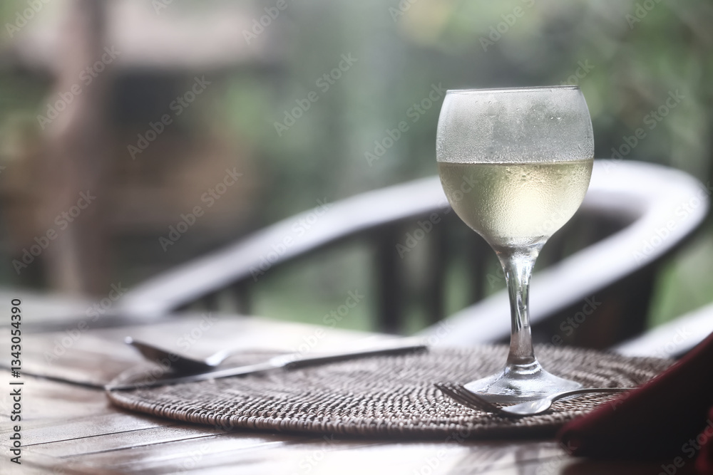 Φωτογραφία a glass of white wine served in a restaurant, abstract background of a summer re