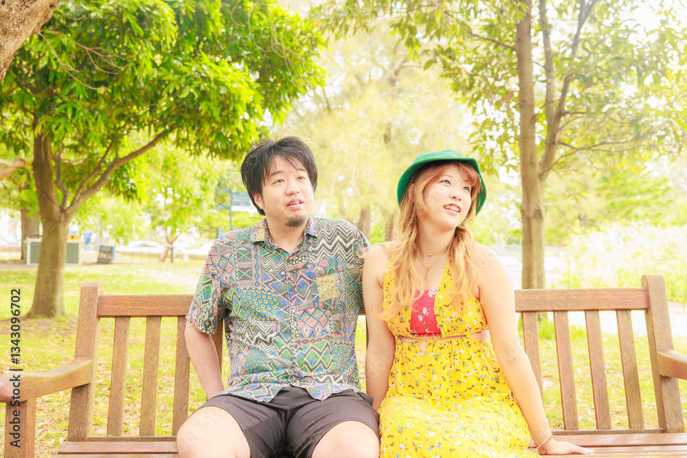 Naklejka premium 公園のベンチに座るカップル