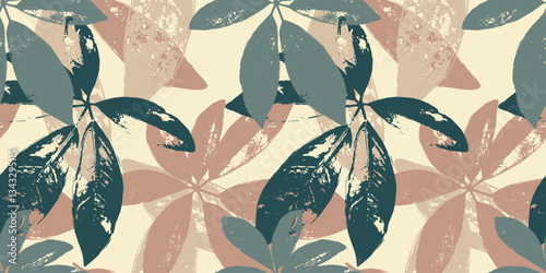 Vintage seamless pattern with tropical leaves. Foliage distressed pattern, nostalgic background
