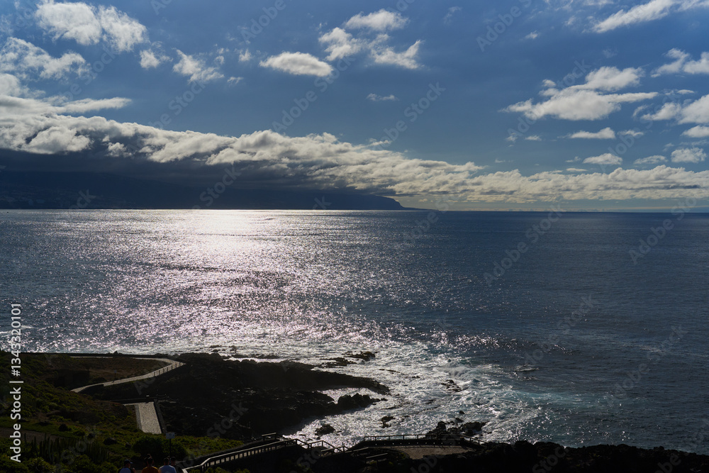 Obraz premium Waves crashing on volcanic shore