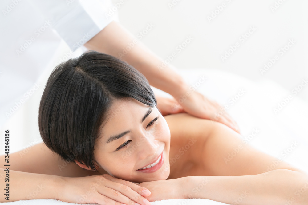 エステを受ける若い女性