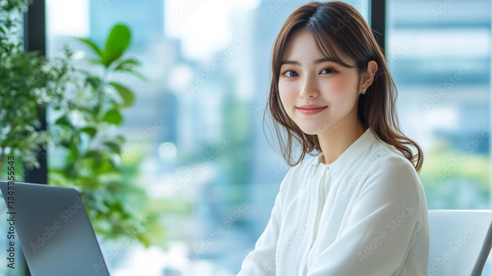明るいオフィスで働く女性 明るいオフィスで働く女性