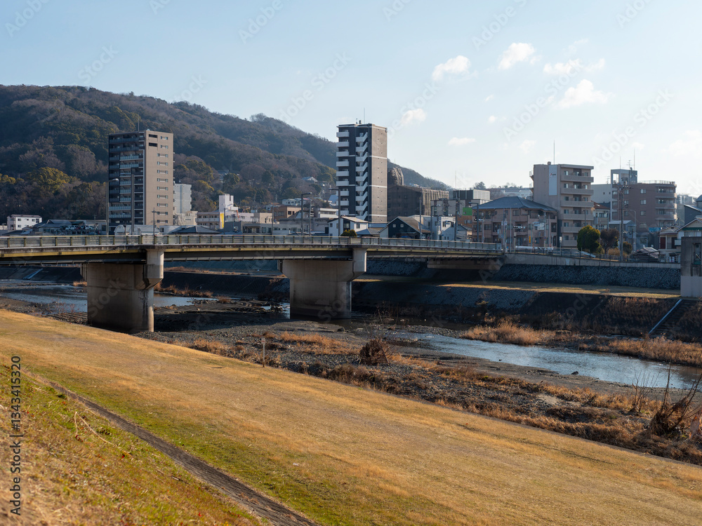 Fototapeta premium 県境を流れる猪名川と街の風景